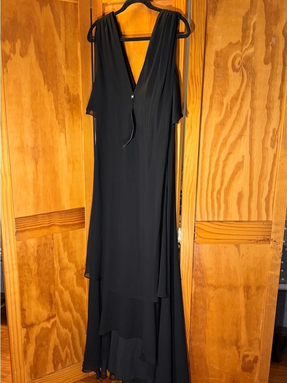 NWT Badgley Mischka Black V-Neck Chiffon Gown Size 6